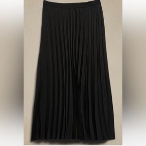 Banana Republic Factory black silky pleated lined maxi skirt size large